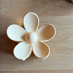 Cream Flower-Shaped hair Accessory
